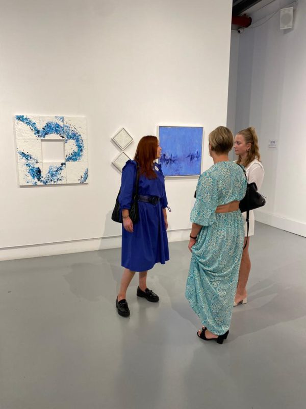 Sandra Bechtold im Gespräch mit Iduna Imiela während einer Ausstellung in der Agora Gallery