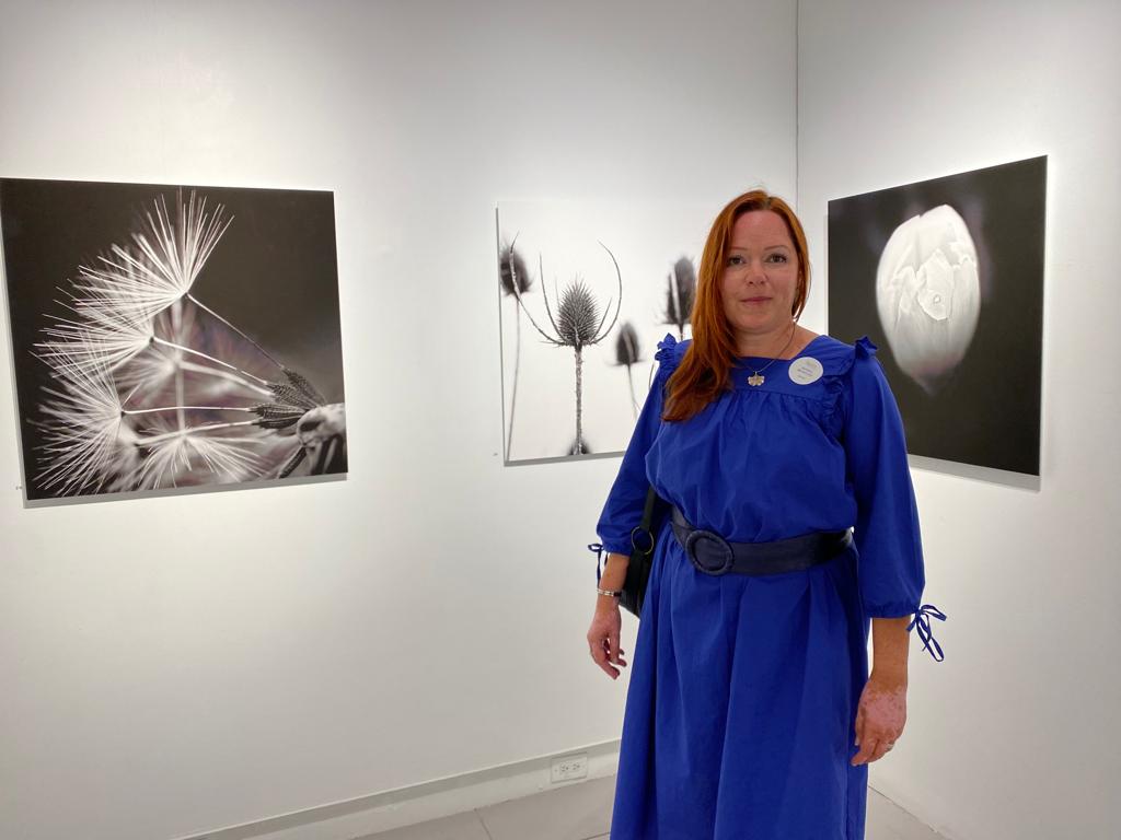 Sandra Bechtold vor ihren Kunstwerken bei der Ausstellung der Agora Gallery